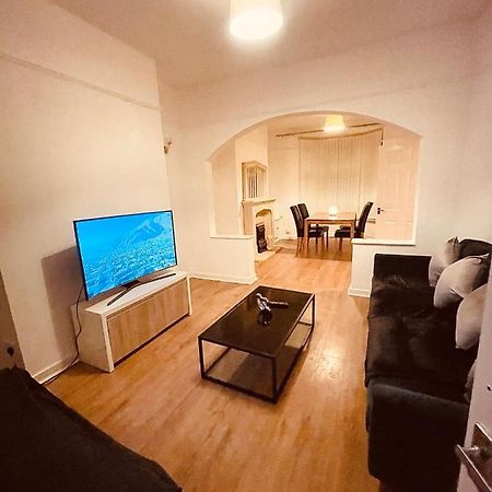 Cute Spacious 2 Bedroom House, Sleeps 8, Free Street Parking, Easy Access Lock Box Entry, 2 Minute Drive From City Centre Liverpool Kültér fotó