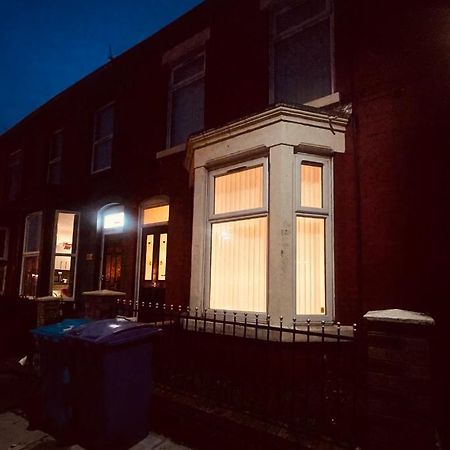 Cute Spacious 2 Bedroom House, Sleeps 8, Free Street Parking, Easy Access Lock Box Entry, 2 Minute Drive From City Centre Liverpool Kültér fotó