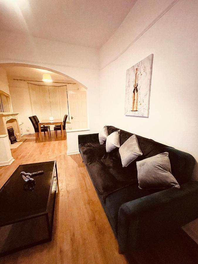 Cute Spacious 2 Bedroom House, Sleeps 8, Free Street Parking, Easy Access Lock Box Entry, 2 Minute Drive From City Centre Liverpool Kültér fotó