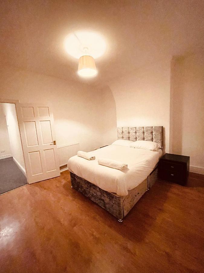 Cute Spacious 2 Bedroom House, Sleeps 8, Free Street Parking, Easy Access Lock Box Entry, 2 Minute Drive From City Centre Liverpool Kültér fotó
