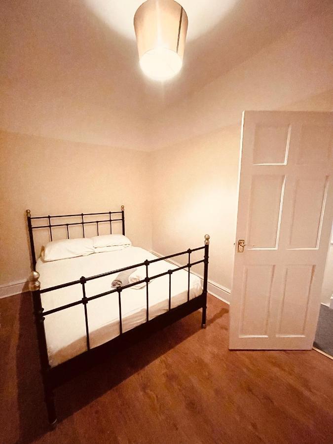 Cute Spacious 2 Bedroom House, Sleeps 8, Free Street Parking, Easy Access Lock Box Entry, 2 Minute Drive From City Centre Liverpool Kültér fotó