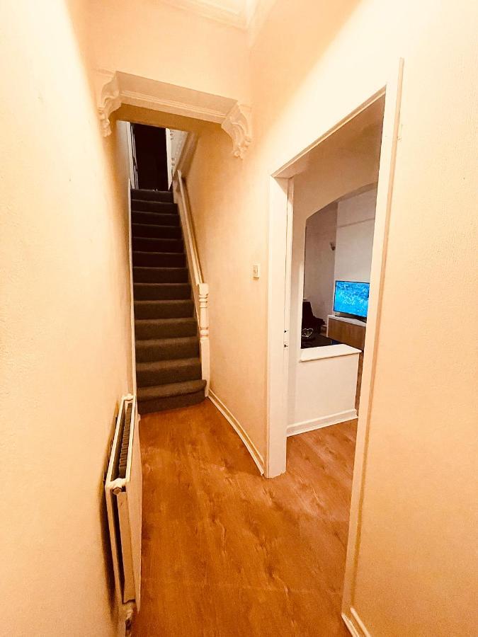 Cute Spacious 2 Bedroom House, Sleeps 8, Free Street Parking, Easy Access Lock Box Entry, 2 Minute Drive From City Centre Liverpool Kültér fotó