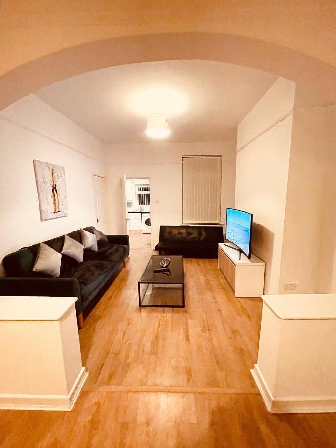 Cute Spacious 2 Bedroom House, Sleeps 8, Free Street Parking, Easy Access Lock Box Entry, 2 Minute Drive From City Centre Liverpool Kültér fotó