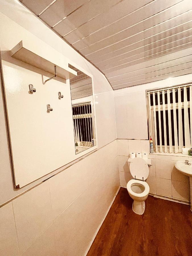Cute Spacious 2 Bedroom House, Sleeps 8, Free Street Parking, Easy Access Lock Box Entry, 2 Minute Drive From City Centre Liverpool Kültér fotó