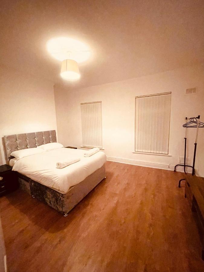 Cute Spacious 2 Bedroom House, Sleeps 8, Free Street Parking, Easy Access Lock Box Entry, 2 Minute Drive From City Centre Liverpool Kültér fotó
