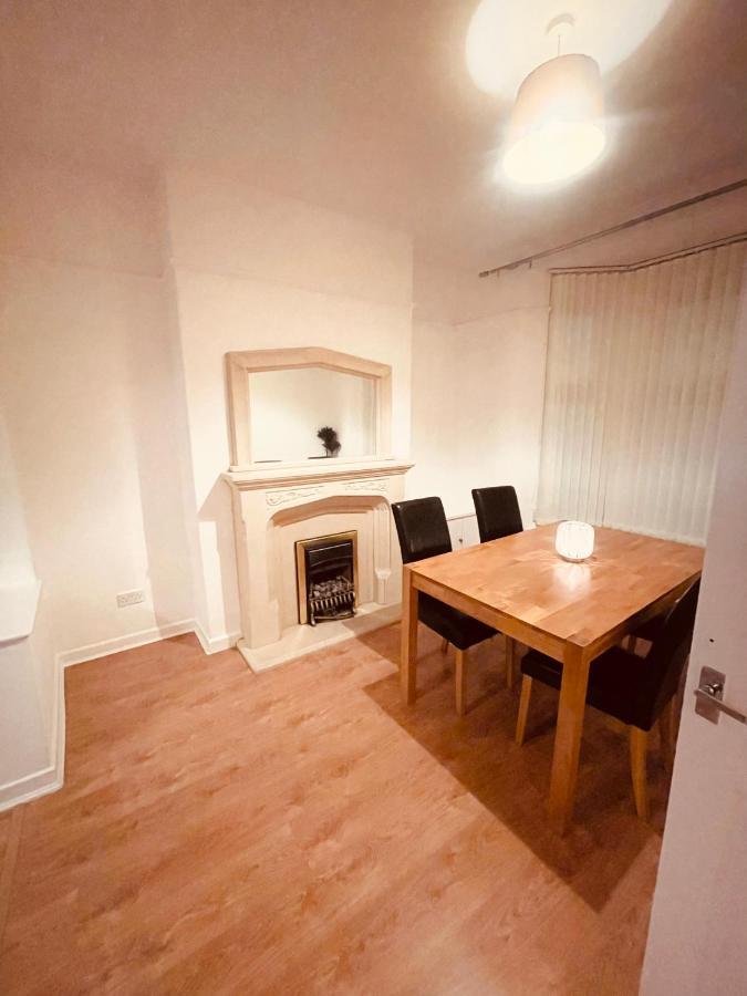 Cute Spacious 2 Bedroom House, Sleeps 8, Free Street Parking, Easy Access Lock Box Entry, 2 Minute Drive From City Centre Liverpool Kültér fotó