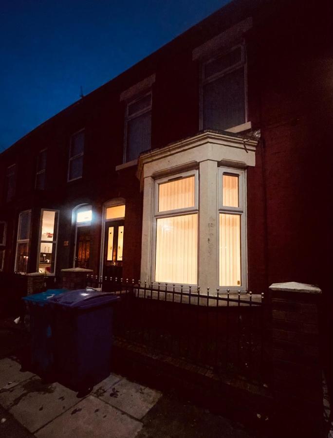 Cute Spacious 2 Bedroom House, Sleeps 8, Free Street Parking, Easy Access Lock Box Entry, 2 Minute Drive From City Centre Liverpool Kültér fotó