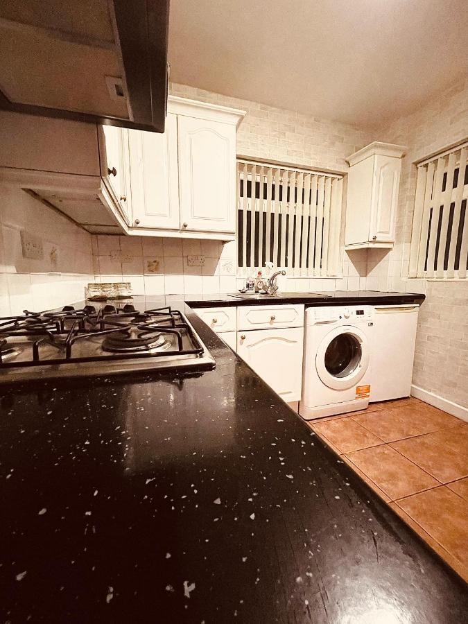Cute Spacious 2 Bedroom House, Sleeps 8, Free Street Parking, Easy Access Lock Box Entry, 2 Minute Drive From City Centre Liverpool Kültér fotó